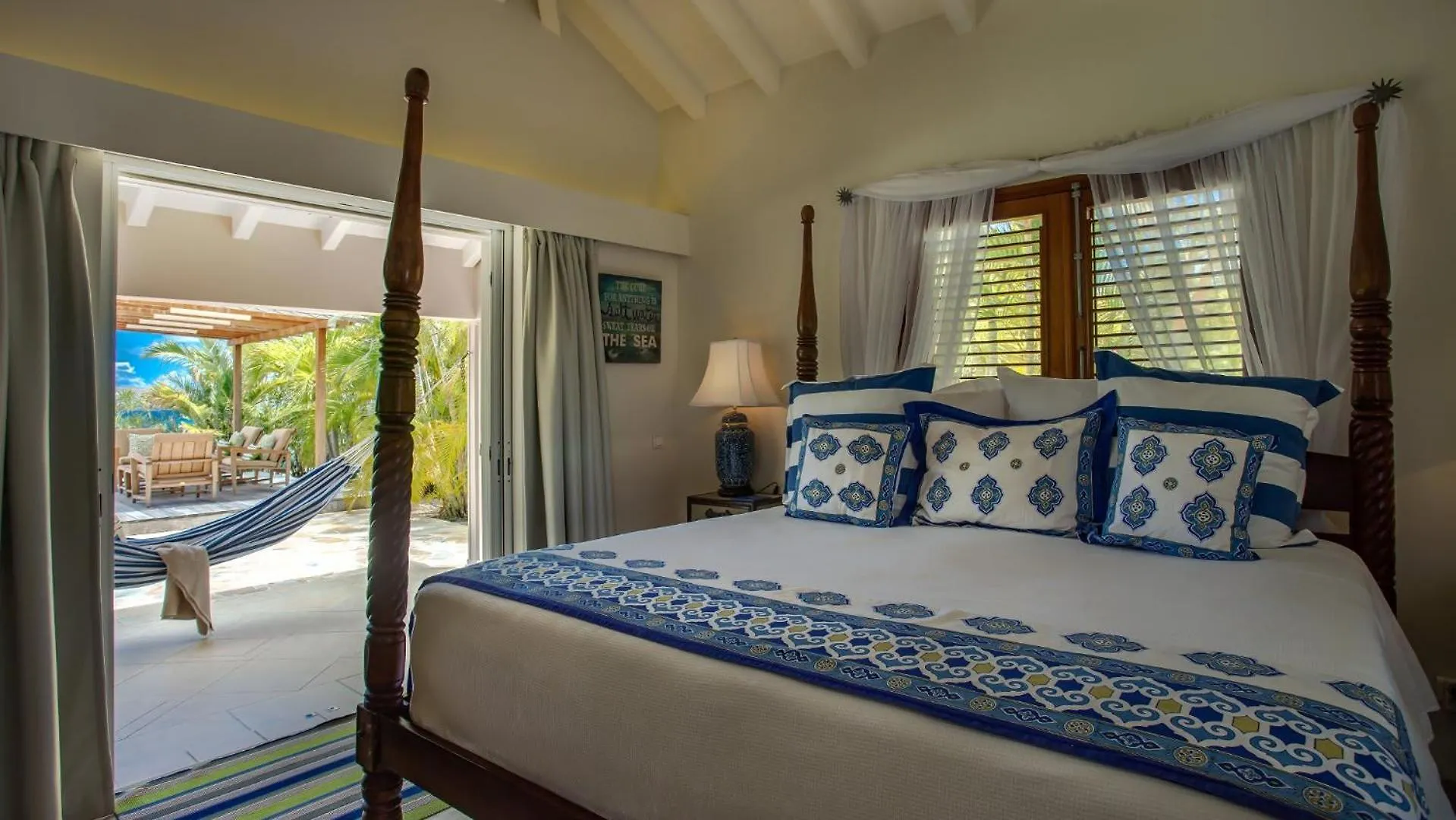 Ideally Located Villa With Indonesian Artworks St. Barthelemy