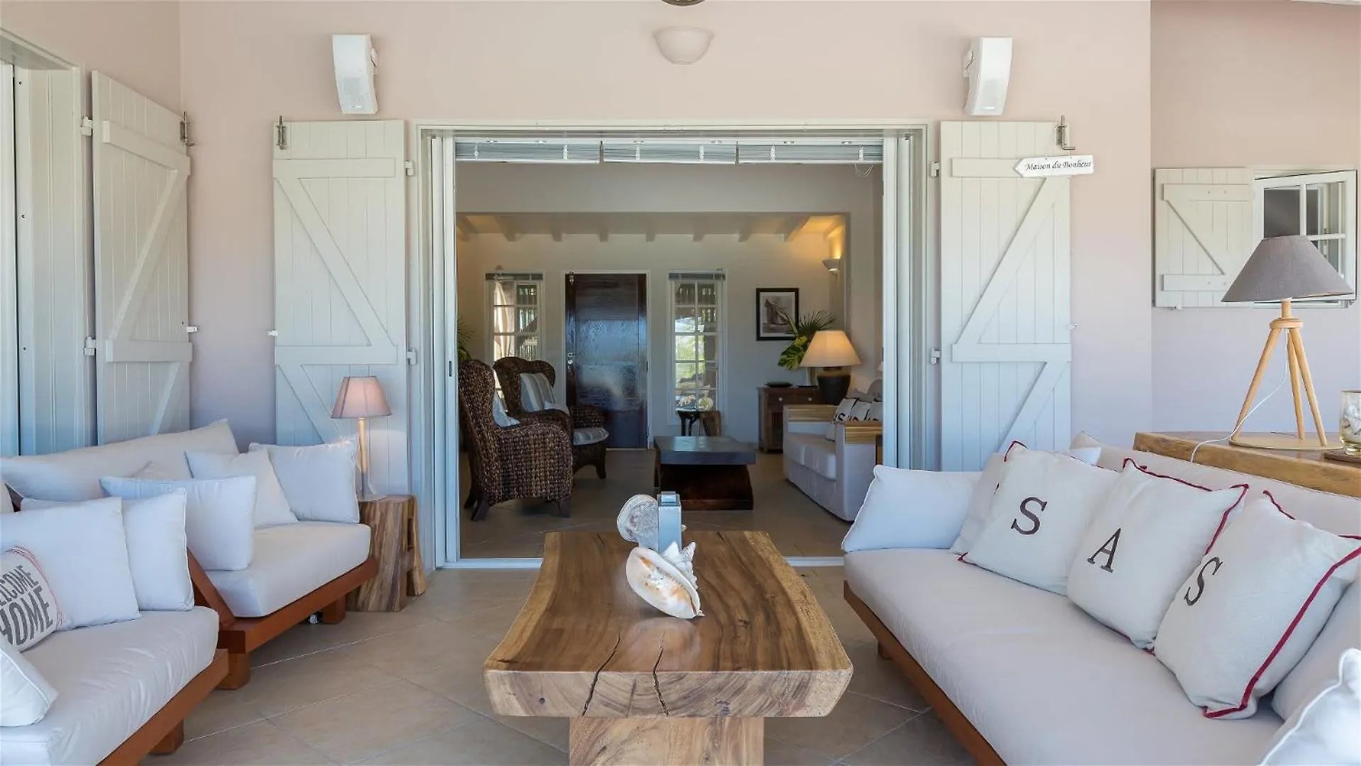 Ideally Located Villa With Indonesian Artworks St. Barthelemy 0*,