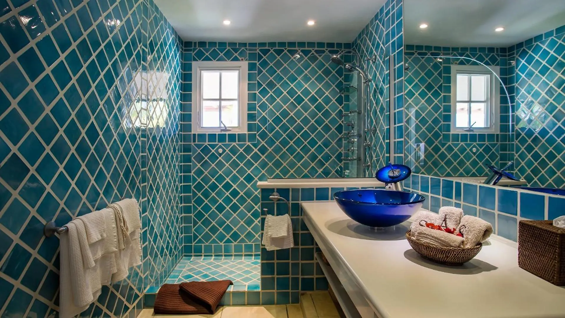 Ideally Located Villa With Indonesian Artworks St. Barthelemy