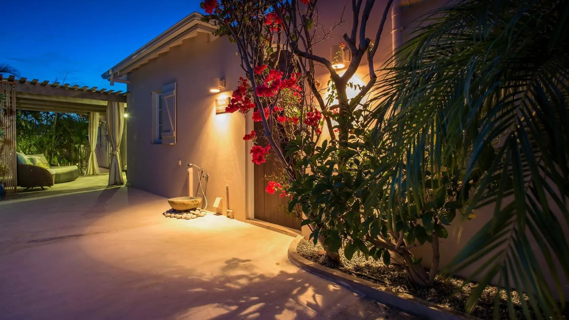 Ideally Located Villa With Indonesian Artworks St. Barthelemy
